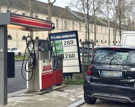 f_philippot's tweet photo. Gazole : maximum 1,55 euro / L
Essence : maximum 1,50 euro / L
➡️ Après la Hongrie (maximum 1,51 euro / L), la CROATIE vient d’annoncer le blocage des prix !
(cf : https://t.co/9ZHgYnYOeS)

La France doit le faire, immédiatement !

En attendant le FREXIT qui nous permettra de faire tout le reste (baisser la TVA à 5,5%, lever les sanctions anti-russes, sortir du marché européen de l’électricité, etc.), faisons ce qu’on peut déjà faire !
Vite !