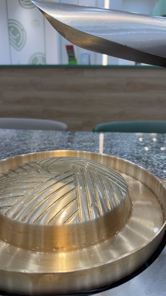 เมื่อคุณกินแซ่บอย่างเอร็ดอร่อย แล้วพี่ๆพนักงานบอกว่าชอบซีรี่ส์มากพึ่งดูซีรี่ส์จบเลย น่าเสียดายไม่ได้เก็บทรงเลยกินเหมือนโกรธใครมาเลย (นอทเรียลทาม)