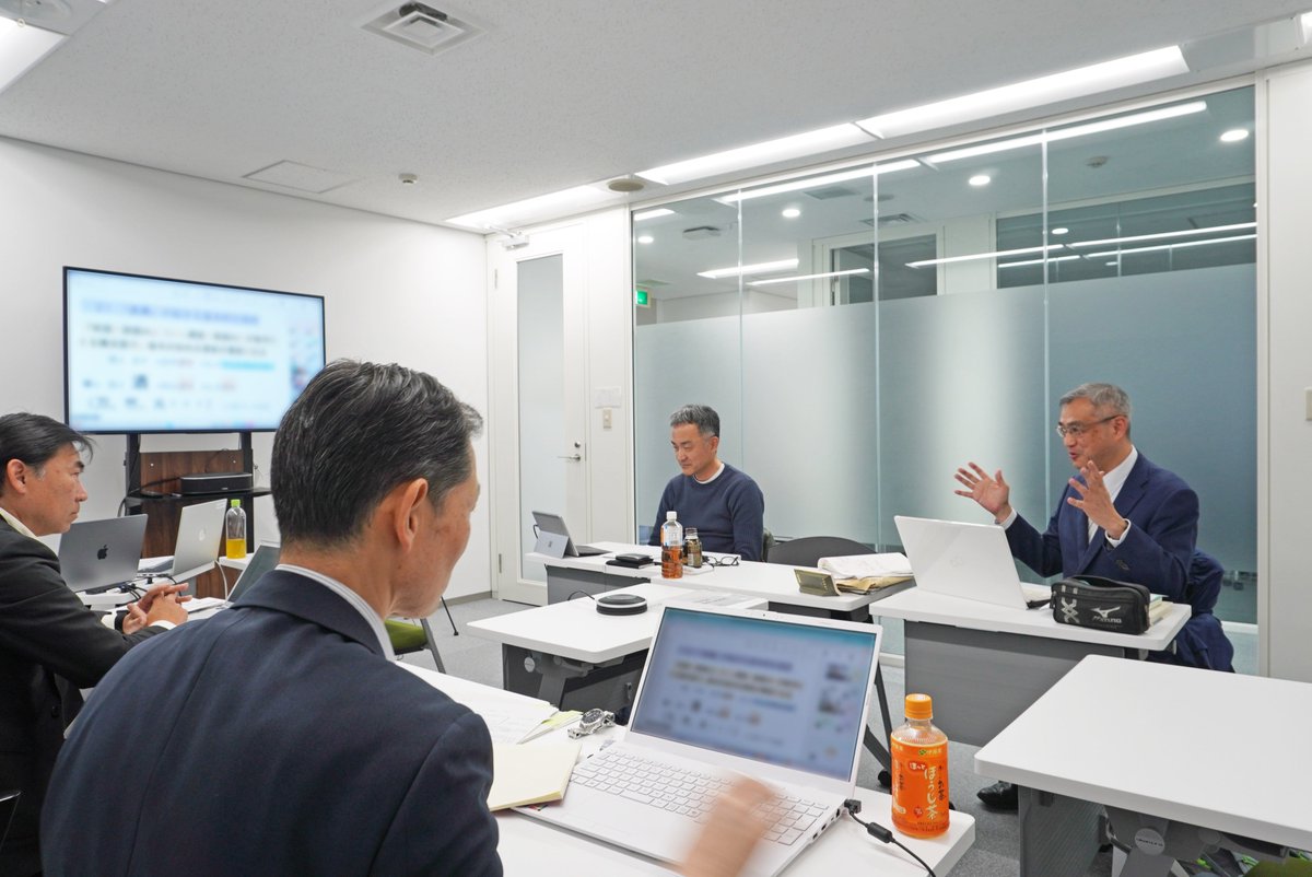 mics_pr's tweet photo. 📣 第18期 実務家教員養成課程｜受講申込受付中！

先日、 本養成課程（第17期）のクライマックスともいえる「模擬授業」が行われました。
一人20分の限られた時間の中に、実務家教員ならではの工夫が凝縮された授業の数々。
専門分野の異なる受講生同士が刺激し合い、相互評価では活発な意見交換が繰り広げられました。
━━━━━━━━━━━━━━
📌 第18期 受講申込　受付中
⏰ 締切：3月20日（金）
説明会も開催中です！
━━━━━━━━━━━━━━
ご関心のある方は、ぜひ説明会にお越しください🎓
▼ 説明会お申し込み　→ https://t.co/TrQMIDHloh
▼ 受講お申し込み　→ https://t.co/lmM78Y70uZ

▼実務家教員養成課程詳細はこちら
https://t.co/VZYBnWvBFG

#実務家教員養成課程 #実務家教員 #社会人から教員へ #模擬授業 #教員養成 #リカレント教育 #キャリアチェンジ #大学教員