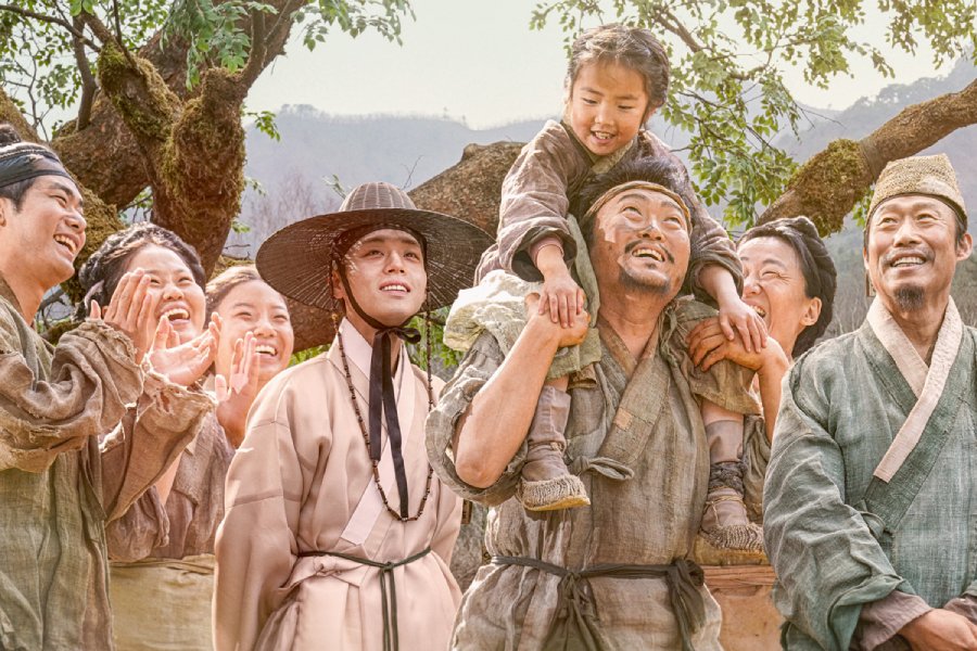 soompi's tweet photo. “#TheKingsWarden” Surpasses 12 Million Moviegoers + Overtakes “#Exhuma” At Korean All-Time Box Office Rankings
https://t.co/pnJo88kKtf https://t.co/7j1nCu3OBK