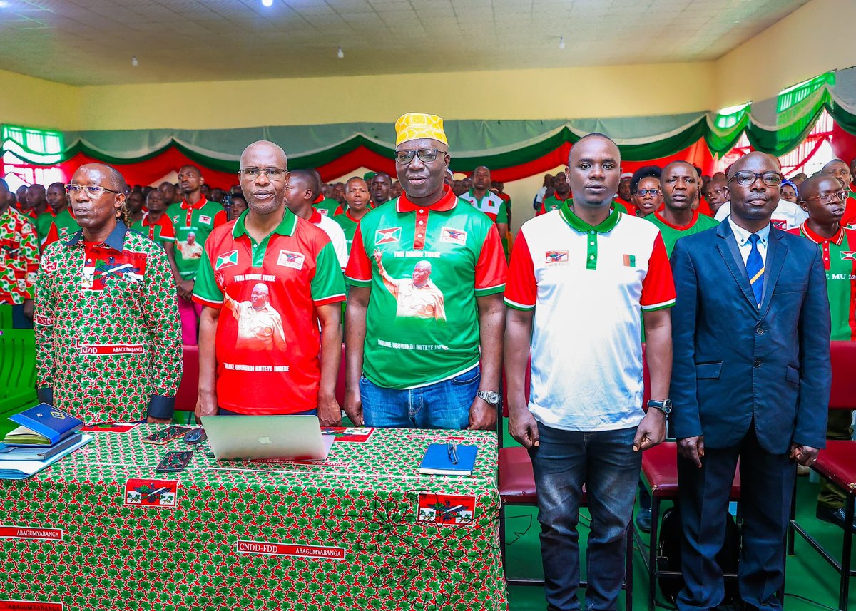 IntumwaNews's tweet image. Depuis #Musongati en province de #Burunga, Le Très Honorable Révérien Ndikuriyo secrétaire général du @CnddFdd invite la population à développer une vision économique de leurs ménages
intumwa.bi/le-tres-honora…