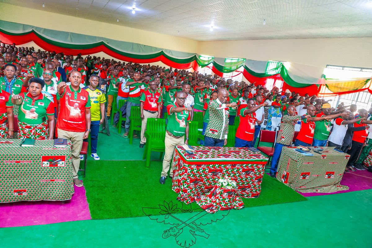 IntumwaNews's tweet image. Depuis #Musongati en province de #Burunga, Le Très Honorable Révérien Ndikuriyo secrétaire général du @CnddFdd invite la population à développer une vision économique de leurs ménages
intumwa.bi/le-tres-honora…