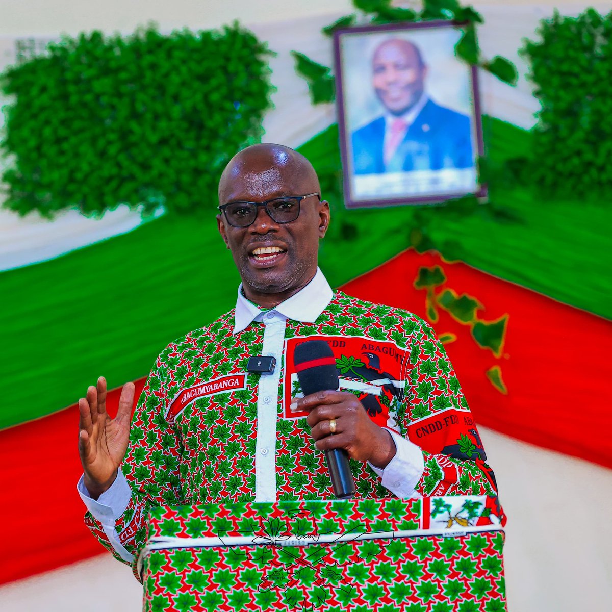 IntumwaNews's tweet image. Depuis #Musongati en province de #Burunga, Le Très Honorable Révérien Ndikuriyo secrétaire général du @CnddFdd invite la population à développer une vision économique de leurs ménages
intumwa.bi/le-tres-honora…
