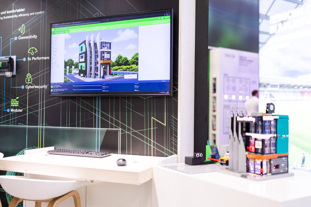 SchneiderAUT's tweet image. Unsere BMS‑ und Raumautomationslösungen für smarte Gebäude zeigen, wie Komfort, Effizienz und Transparenz perfekt zusammenspielen 👉 Intelligente Gebäudeautomation live – Halle 11.1, D56.

#LB26 #RenovationRebels #SchneiderElectric #BuildingAutomation #BMS #SmartBuildings