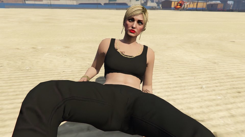 Holly Hart tweet media