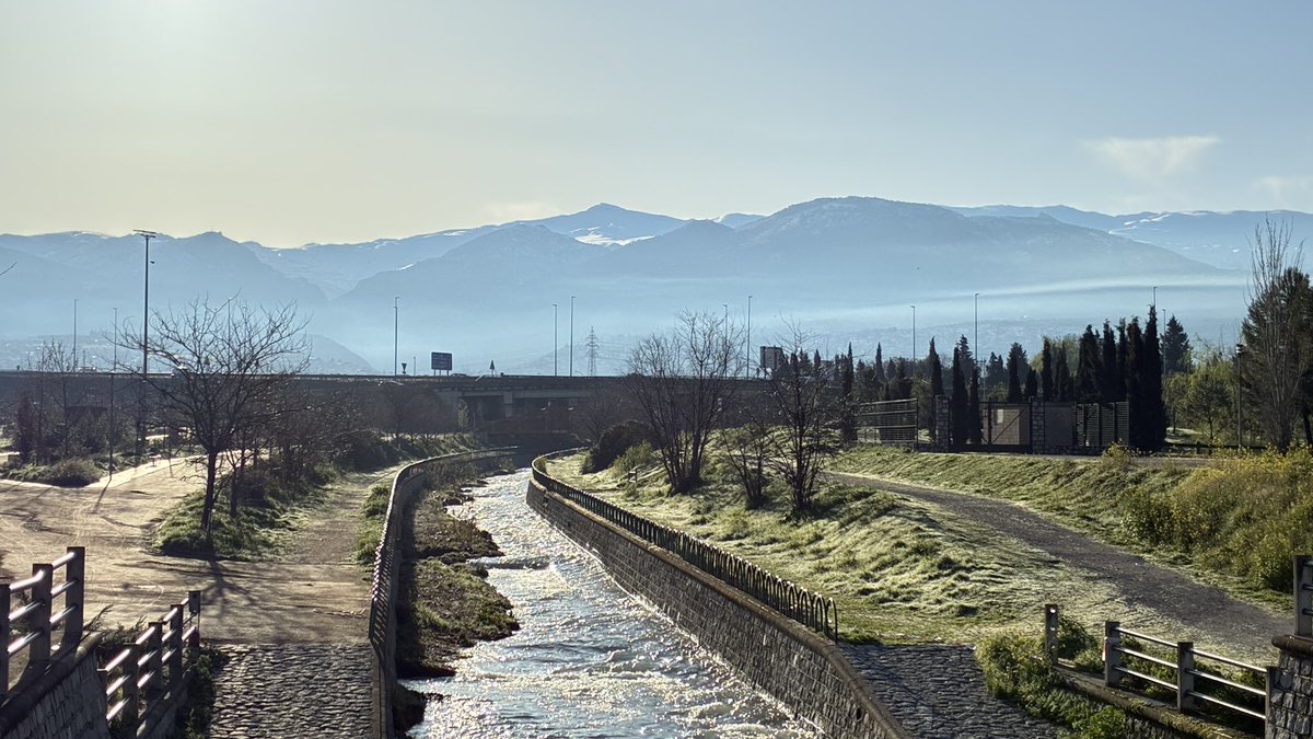 Nos despertamos este miércoles con cielos prácticamente despejados, 2°C en #Granada capital y helada débil en la Vega. Regresa el sol