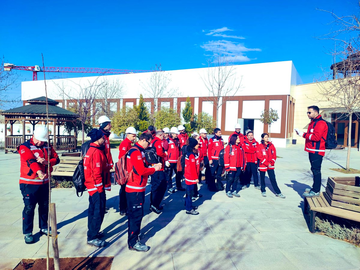 MebAkub47's tweet photo. Mardin MEB AKUB olarak akreditasyon eğitimlerimize başladık! 🛡️

"Afetlerde Acil Barınma" yetkinliğimizle standartlarımızı en üst seviyeye taşıyoruz. Eğitim camiasının gönüllü neferleri olarak ihtiyaç duyulan her an halkımızın yanındayız. Gücümüz birliğimizden geliyor! 🤝@tcmeb https://t.co/q3k5FIU0Vu
