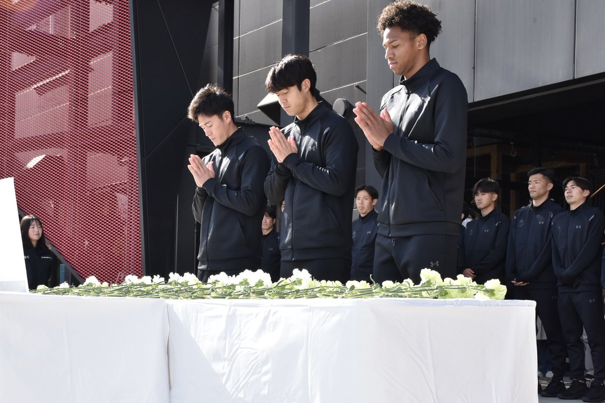 minyu_iwakifc's tweet photo. 午後2時46分
いわきFCパークで黙祷が行われました。

幼稚園のバス内で地震に遭ったという郡山市出身の熊田選手。｢自分たちにできることはサッカーでこの地域を盛り上げること。自分を温かく迎え入れてくれたサポーターに恩返しがしたい｣と決意を語りました。
#いわきFC
#iwakifc https://t.co/23beQrN7Zt