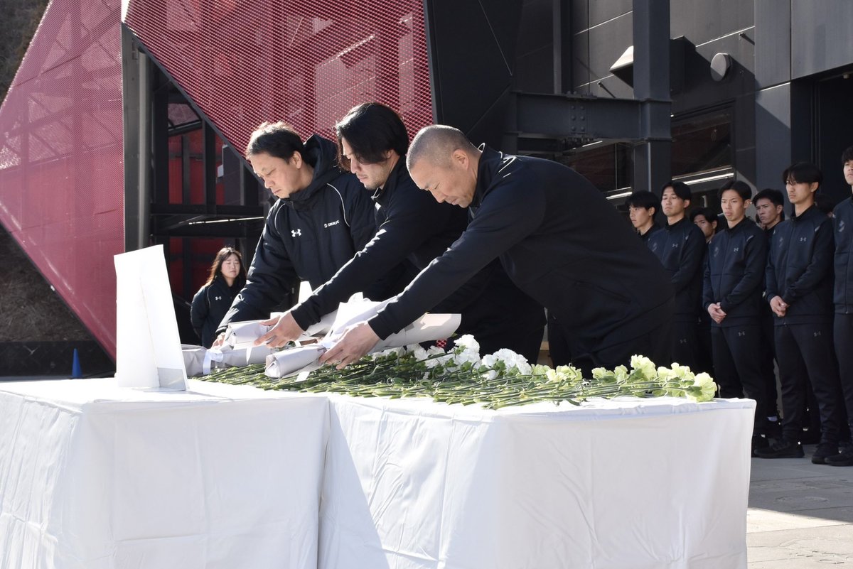 minyu_iwakifc's tweet photo. 午後2時46分
いわきFCパークで黙祷が行われました。

幼稚園のバス内で地震に遭ったという郡山市出身の熊田選手。｢自分たちにできることはサッカーでこの地域を盛り上げること。自分を温かく迎え入れてくれたサポーターに恩返しがしたい｣と決意を語りました。
#いわきFC
#iwakifc https://t.co/23beQrN7Zt
