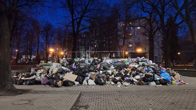 MajorZbik's tweet photo. W Stanisławowie (obecnie Iwano-Frankiwsk) osiągnięto znaczący postęp w walce z patriarchatem. 

Feministki często fantazjują o tym, jak wspaniały świat byłby bez mężczyzn. Przedsmak tego raju można poczuć właśnie w Stanisławowie, gdzie zmobilizowano mężczyzn z zakładu oczyszczania miasta i teraz miasto tonie w śmieciach.

Sława feminiskom! 🥹💪