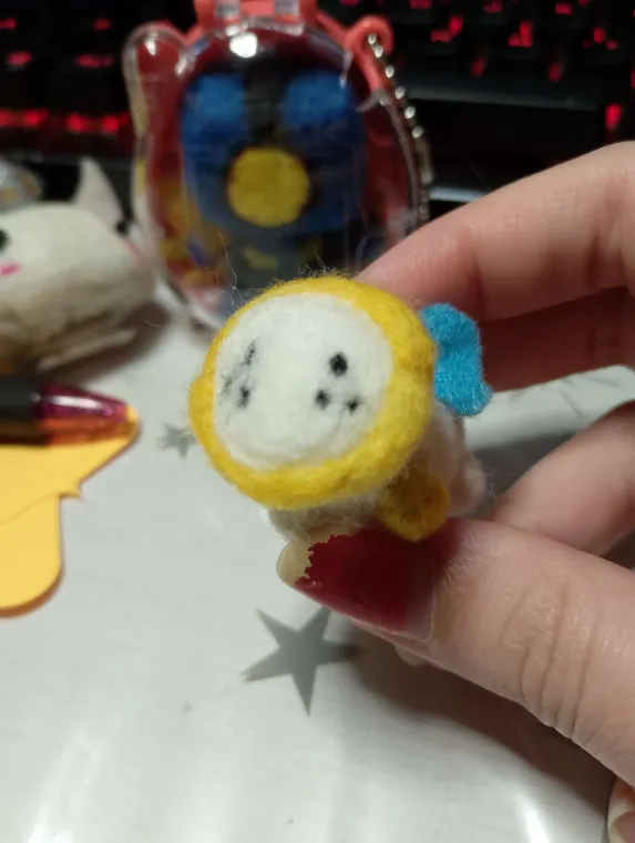The_Bl0b_'s tweet photo. tiny needle felted power!! 

its not my best work but i still like it. made the head too big and messed up the face. oh well its ok!! its still cute as hell [ignore v1, power cant stand up on their own]
#ULTRAKILL https://t.co/NKKlDnrX3J