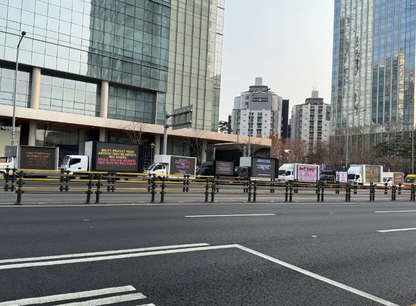 evanheesync's tweet photo. 9 trucks outside hybe right now you better start taking us seriously @BELIFTLAB 

HEESEUNG WITH ENHYPEN
#SevEN_ALWAYS
#ENHYPEN_HOME
#ENHYPENIS7
#AlwaysWithYou https://t.co/zwmVWISDBf