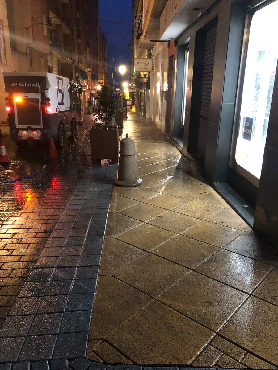 ¡Buenos días! 🌤️
Nuestro equipo de limpieza viaria ya está en acción para mantener nuestras calles limpias y agradables para tod@s. ✨🧹

#LimpiezaViaria #MolinadeSegura