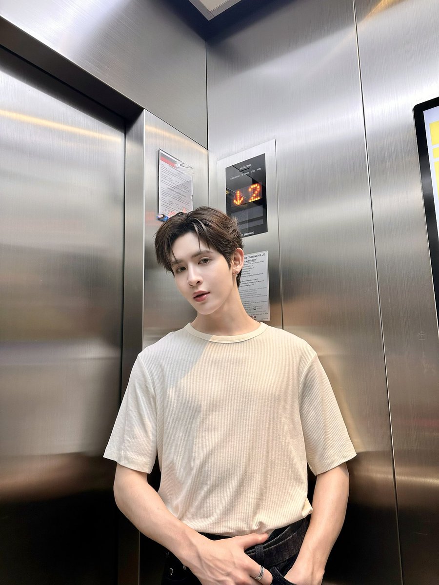 ลิฟท์ค้างชั้น 2 มาหลายวันแล้ว เอาไม่ลงจริง ๆ ค่ะ ไม่ใช่แค่ความหล่อ แต่เป็นความแจ๊ด😌

Mr. Fanboy Q4
#รักสุดใจนายแฟนบอยQ4