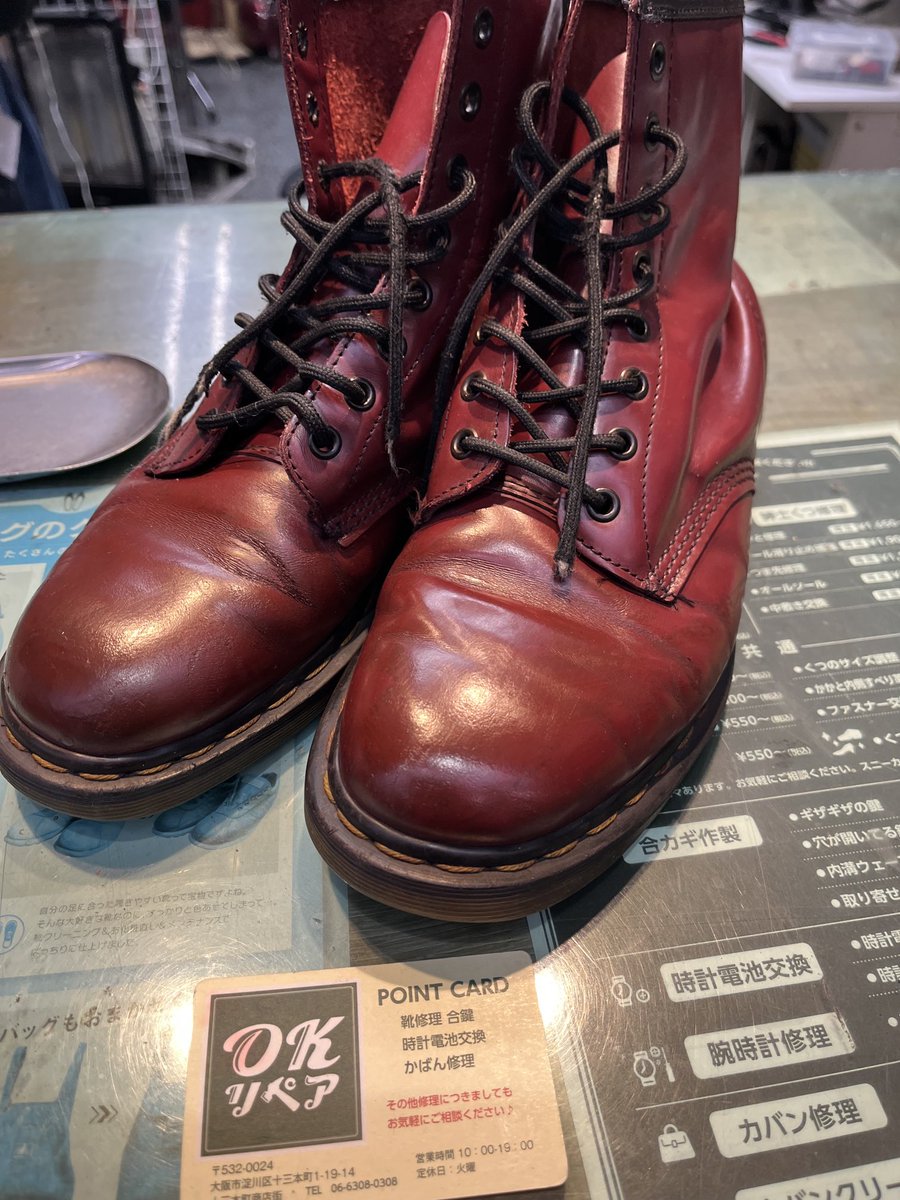 高校生の頃、アルバイトのお給金で買ったDr.マーチンの8ホール。もう限界かと思ったら、親愛なるリペアマンが見事に蘇らせてくれました。
まだまだ履くぜ！