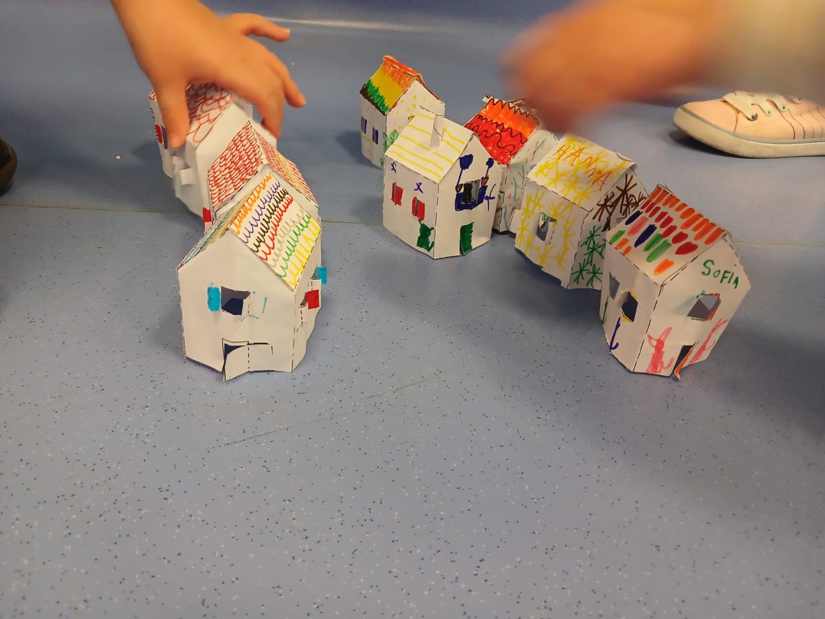 🎨🏡 Creatividad en estado puro.
Nuestro alumnado de Infantil ha construido estas pequeñas casitas de pueblo en la actividad extraescolar de Dibujo y Pintura, trabajando la imaginación, la motricidad y el gusto por el arte.
¡Qué bonitas han quedado! 👏
#Ademar #Extraescolares