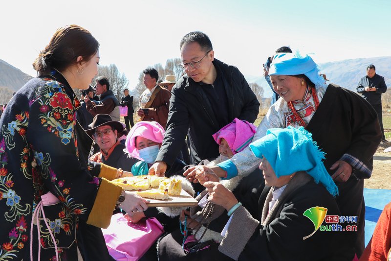 YouthChina's tweet image. On March 10, 2026, in #Guide County, #Qinghai Province, local people dressed in festive costumes, holding spring ploughing steamed #buns (known as “Tong Gao” in #Tibetan), arrive at the fields. Using the traditional method of “two oxen pulling a plough”, they initiate the “first