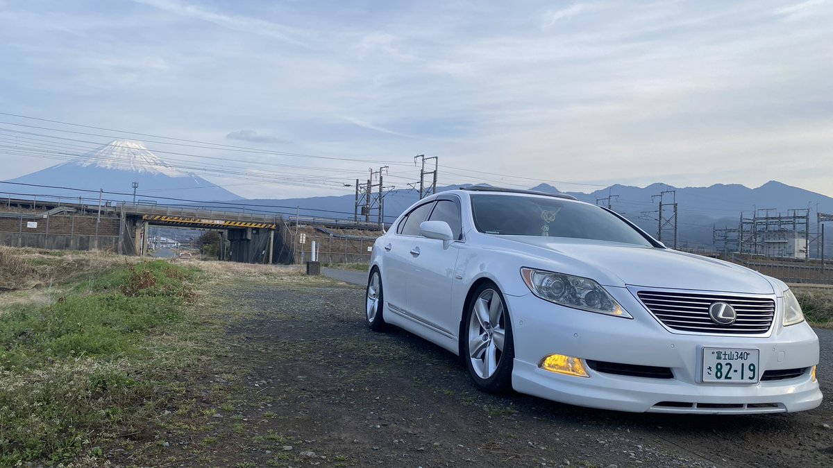 junctionprojec1's tweet photo. 富士山🗻×新幹線×LS460
地元ならではの風景 https://t.co/3m78YAuXby