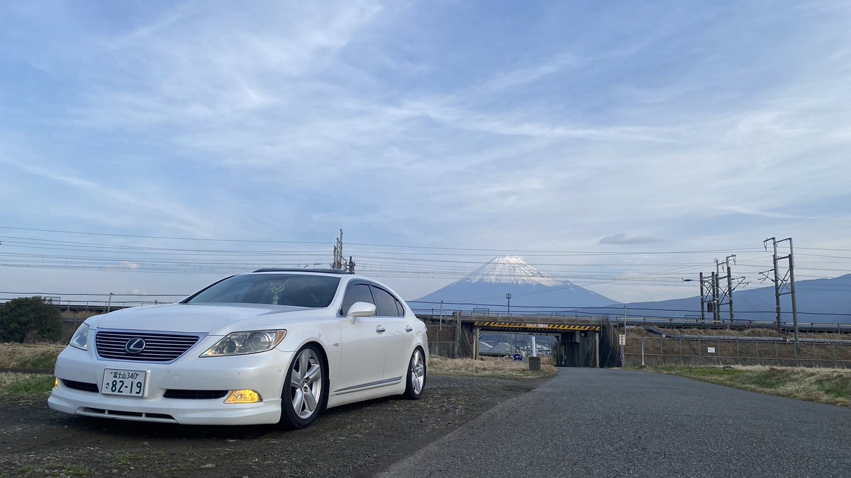 junctionprojec1's tweet photo. 富士山🗻×新幹線×LS460
地元ならではの風景 https://t.co/3m78YAuXby