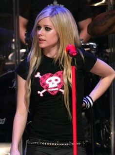 GIHOTTIE's tweet photo. just found out that this shirt (from og release) is vintage now 😭 avril even wore it during her The Best Damn Thing era. https://t.co/stFGTBnUNy
