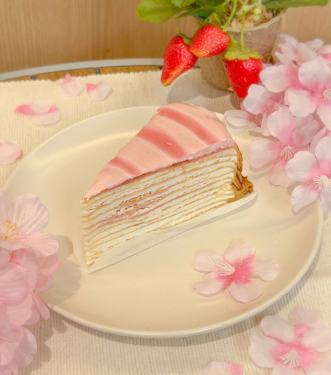 🌸桜フェアおすすめケーキ🌸

「桜香るパリパリチョコミルクレープ」

この時期ならでは！
トップには桜の香り漂うホイップクリームとソース🌸
中には苺のパリパリチョコをIN🍓🍫
優しい桜の風味と苺の甘酸っぱさをお楽しみ下さい😊

#ドト活 #桜スイーツ #桜 #錦糸町 #カフェ #いちご #苺 #チョコ