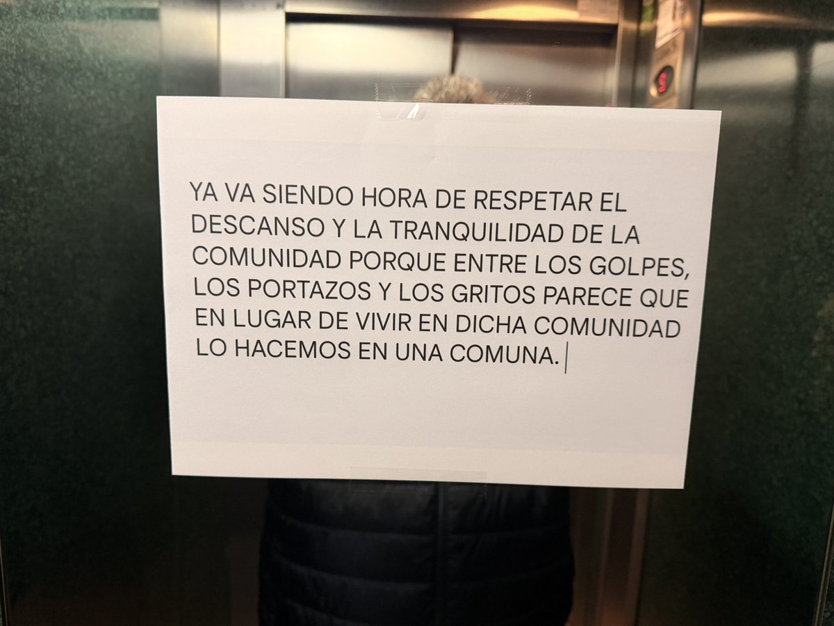 apalopez's tweet photo. Ayer en mi comunidad pusieron el cartel de la primera foto en el ascensor y hoy ha tenido réplica 🤣🤣🤣🤣🤣 #comunidaddevecinos #vecinos #liosdevecinos #comunidad https://t.co/cpNdJWuyG3