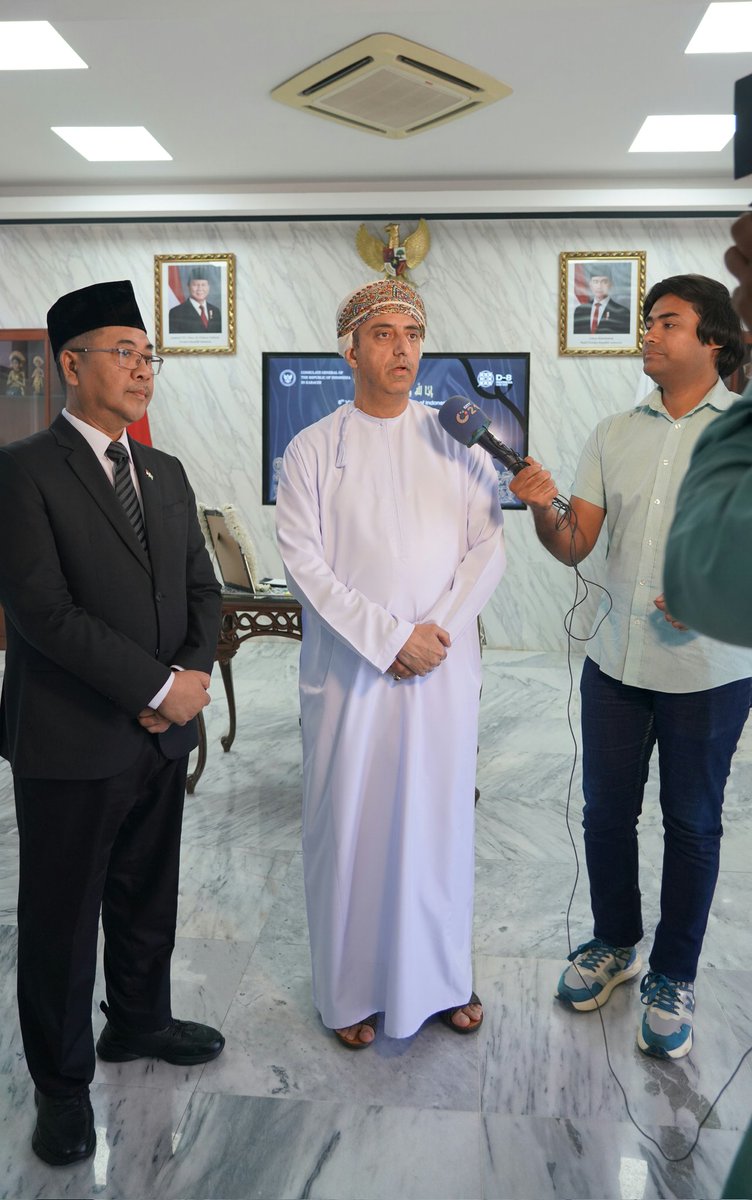 قدم سعادة القنصل العام (عميد السلك القنصلي) المهندس سامي الخنجري واجب العزاء في وفاة النائب السادس لرئيس جمهورية إندونيسيا تراي سوتريسنو بمقر القنصلية العامة الإندونيسية في كراتشي، وخلال ذلك أعرب سعادته عن خالص تعازي وصادق مواساة سلطنة عُمان لحكومة وشعب جمهورية إندونيسيا الصديق