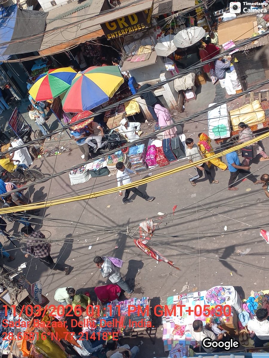 Anuj_84_Gupta's tweet photo. @DMCentralDelhi @CitySpzone 

समझ नहीं आता कि जब MCD Committee की गाड़ी आती है तो अचानक से हजारों की तादाद में अवैध पटरी विक्रेता सामान के साथ कहाँ गायब हो जाते हैं, 

या @MCD_Delhi के अधिकारी सिर्फ वो ही देखते हैं जो उनको देखना होता है  ??

#CrimeInUniform
#DelhiPolice
#SadarBazar 
#IllegalVending
#SupremeCourtContempt
#BarricadeScam
#PoliceAccountability
#RuleOfLawOrRuleOfLoot 
#savedelhi 
#CORRUPTION 

@RajaiqbalSingh3 @satya_office #sanjeevkhirwar @DelhiPolice @DcpNorthDelhi @vidushikaushik_ @shosadarbazar1