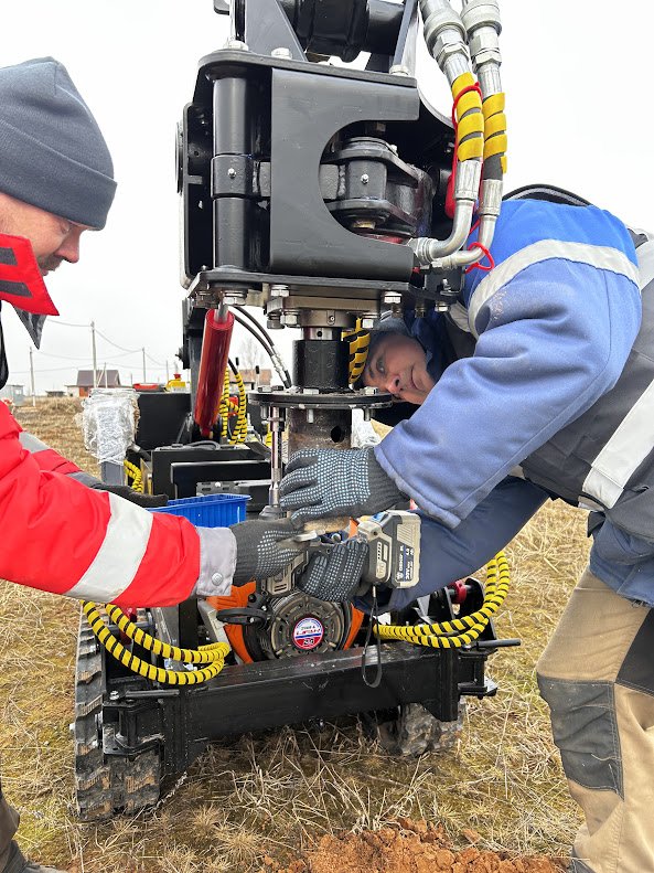 Putting our latest upgrades to the test! 🚜💨 Our IM experts are setting up the adapter on the COUGAR hydraulic pile driver for high-performance field trials. Precision and power in every turn. 🔩📐

#ScrewPiles #EngineeringExcellence #COUGAR #ConstructionEquipment