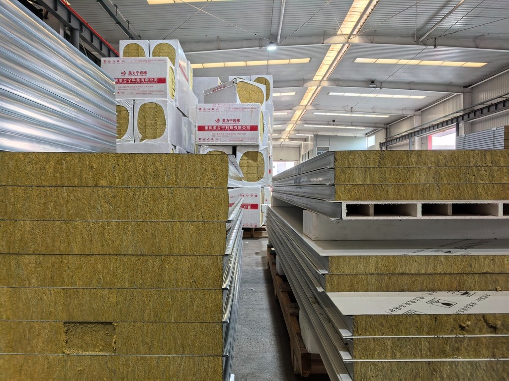 steel_ecosteel's tweet image. Our PU sandwich panels with Quad-Lock edges deliver unmatched sealing, stability &amp;amp; weather resistance. Perfect for cold storage, cleanrooms &amp;amp; modular builds.  #BuildingSolutions #PUPanel #StructuralIntegrity #ModularConstruction #ColdStorage