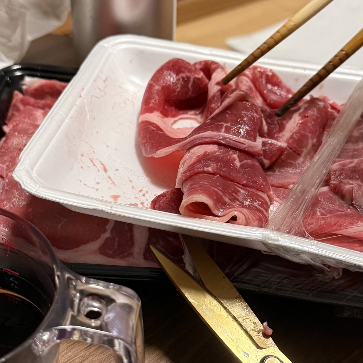 dooropenpanic's tweet photo. ふるさと納税で頼んだお肉ですき焼きパーティーだよ〜！！！！！！！

楽天のふるさと納税だといつも使い慣れてる画面だからやりやすかった！🫶🏻🫶🏻

#ふるさと納税 #楽天ふるさと納税 #楽天市場 https://t.co/DsXsPu3gyK