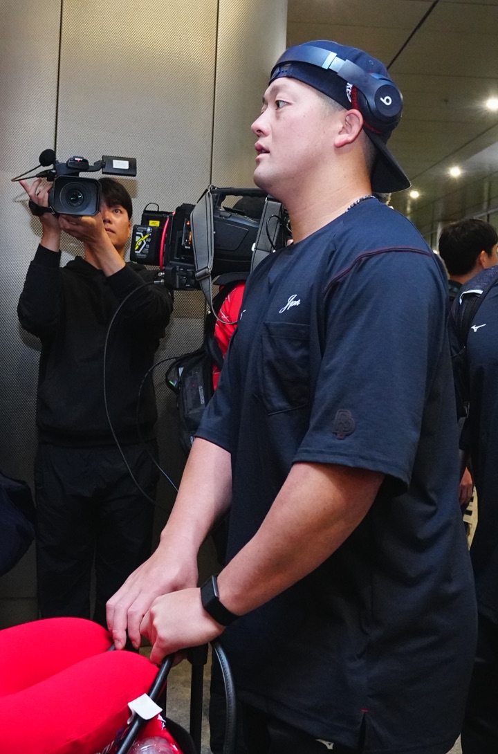 Fullcountc2's tweet photo. #侍ジャパン が決戦の地に到着‼️

#大谷翔平 選手は黒のTシャツ、#山本由伸 投手は白のTシャツでマイアミ入り🌟

Photo by Yuji Arakawa

#WorldBaseballClassic https://t.co/eTOvlu2cBu