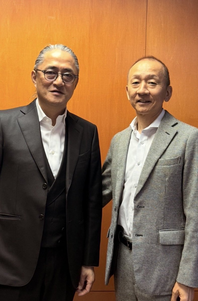 精神科医の西脇俊二先生が来社。7月の東京講習会ゲスト講師の打ち合わせです。
『相棒』『ATARU』等の医療監修も務める有名ドクターですが、実は「見えない世界」の知見も一級品。エネルギー、気功、右脳開発、アーユルベーダ、そしてUFOまで…🛸
当日は一体どんな話が飛び出すのか、今から楽しみ！