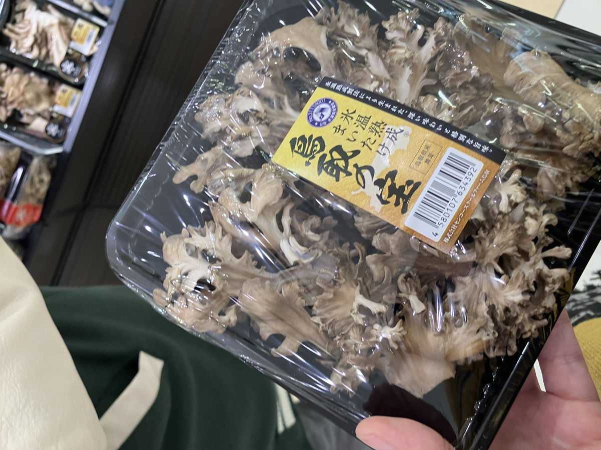 境港駅近くのスーパーが大好きで今回も私が愛してやまない舞茸を買って帰りました。
1日目は和風オムライスに入れて2日目は舞茸チャーハンにして最終今日はどうするかな…舞茸美味いな…さすが鳥取の宝