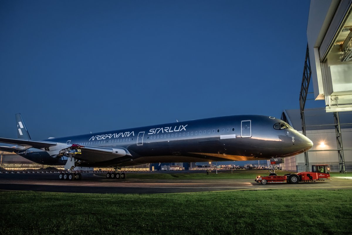 仏トゥールーズのエアバス社でペイントハンガーから搬出されたA350