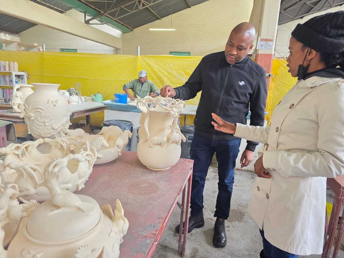 ZimTradeAlerts's tweet photo. Handcrafted home decor demand is rising globally, with a massive shift toward natural materials. 
We recently toured a top-tier Bulawayo ceramic brand to see their process:- 
From Molding  ➡️ Carving ➡️ Firing ➡️ Retail and now to Global Markets.
This demand creates an opportunity for Zimbabwean artists to turn our culture into commerce! 🚀