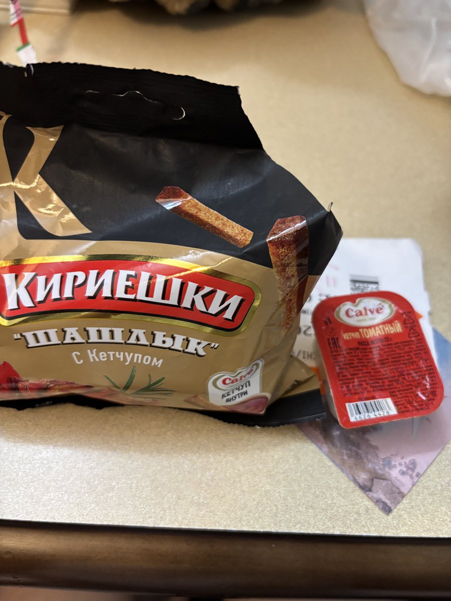 shiso_archives's tweet photo. ロシアのシャシリク味スナックだけど、中にケチャップ入っててびっくり！！ https://t.co/4XlPp4Eob6