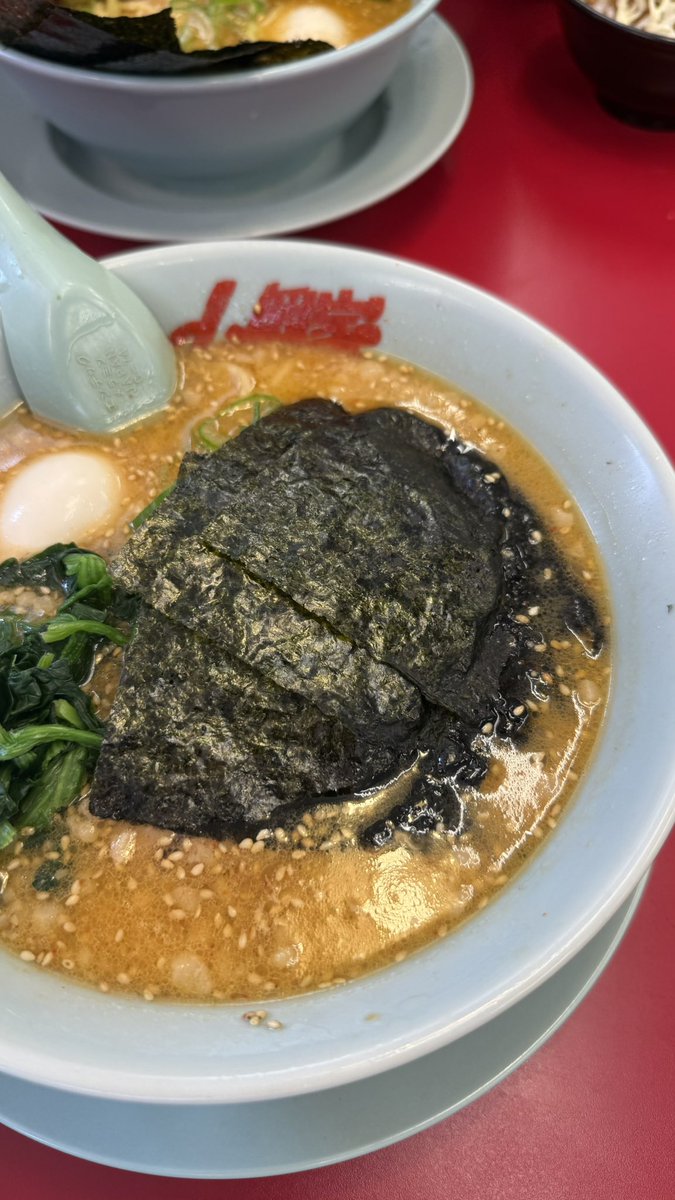 dooropenpanic's tweet photo. 山岡家

特製味噌ラーメン＋ライス
・かため

トッピング
・ほうれん草
・味付けたまご
・練り梅
・背脂変更
(本当は海苔も追加したい)

卓上にて
・にんにく(日によるけど3杯くらい入れたい)
・酢(終盤)

#山岡家 #ラーメン #本当に太る #痩せたい #うまい #食べないとストレス #ストレスは良くない https://t.co/MwEvHfOwKT