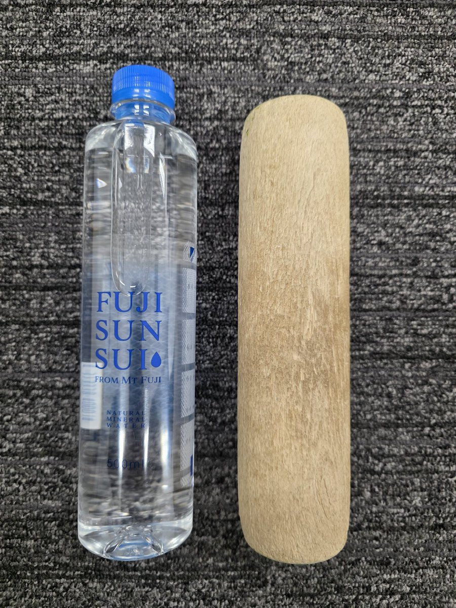 モルック棒とほぼ同じサイズ感の水がセブンイレブンに売ってた。約540gの重棒