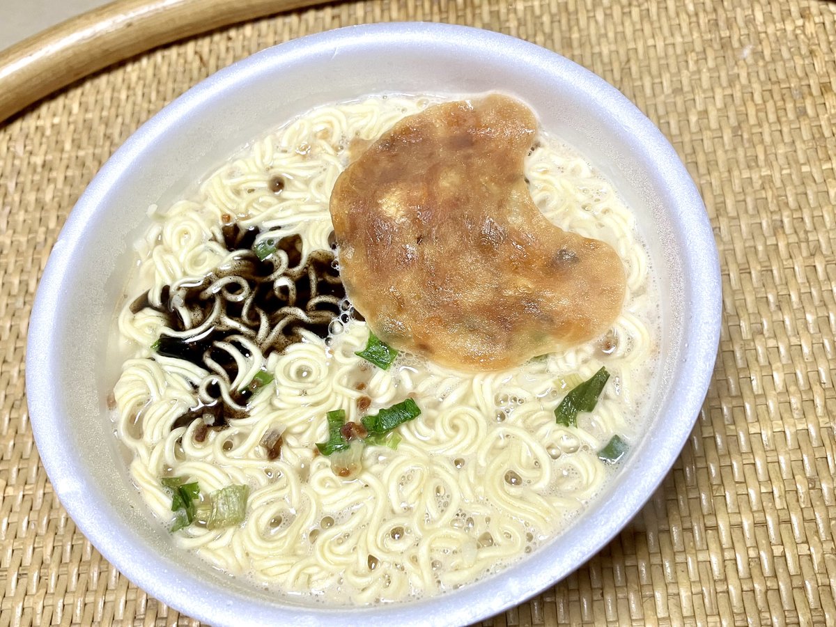 333ma3's tweet photo. お昼は『焼豚ラーメン黒 熊本とんこつ』いただきました🍜

通常版の焼豚ラーメンとの違いがしっかり感じられるマー湯と香ばしいニンニクの旨味。
スープも全部飲み干して完食しました🙏

サンポー食品様のラーメンは、どれを食べても安定と信頼の美味しさ😃

#焼豚ラーメン #ラーメン #熊本 https://t.co/gikutzraHw