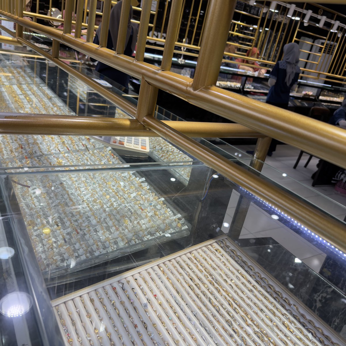 Akhirnya memperkaya diri dengan tabungan😖
Gak memperkaya diri dengan merch kpop mulu wena 😭😭😭