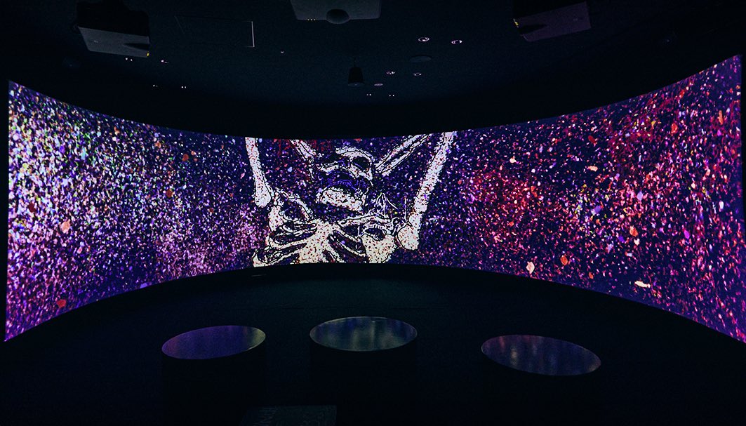 アートの内側へ。ジョニー・デップの世界へ。

A Bunch of Stuff 展のクライマックスは、没入型の空間 “Black Box”。
360度のスクリーンに包まれながら、ジョニー・デップ本人のナレーションで、彼の人生とアートへの想いを辿ります。

なぜ彼は絵を描き始めたのか。