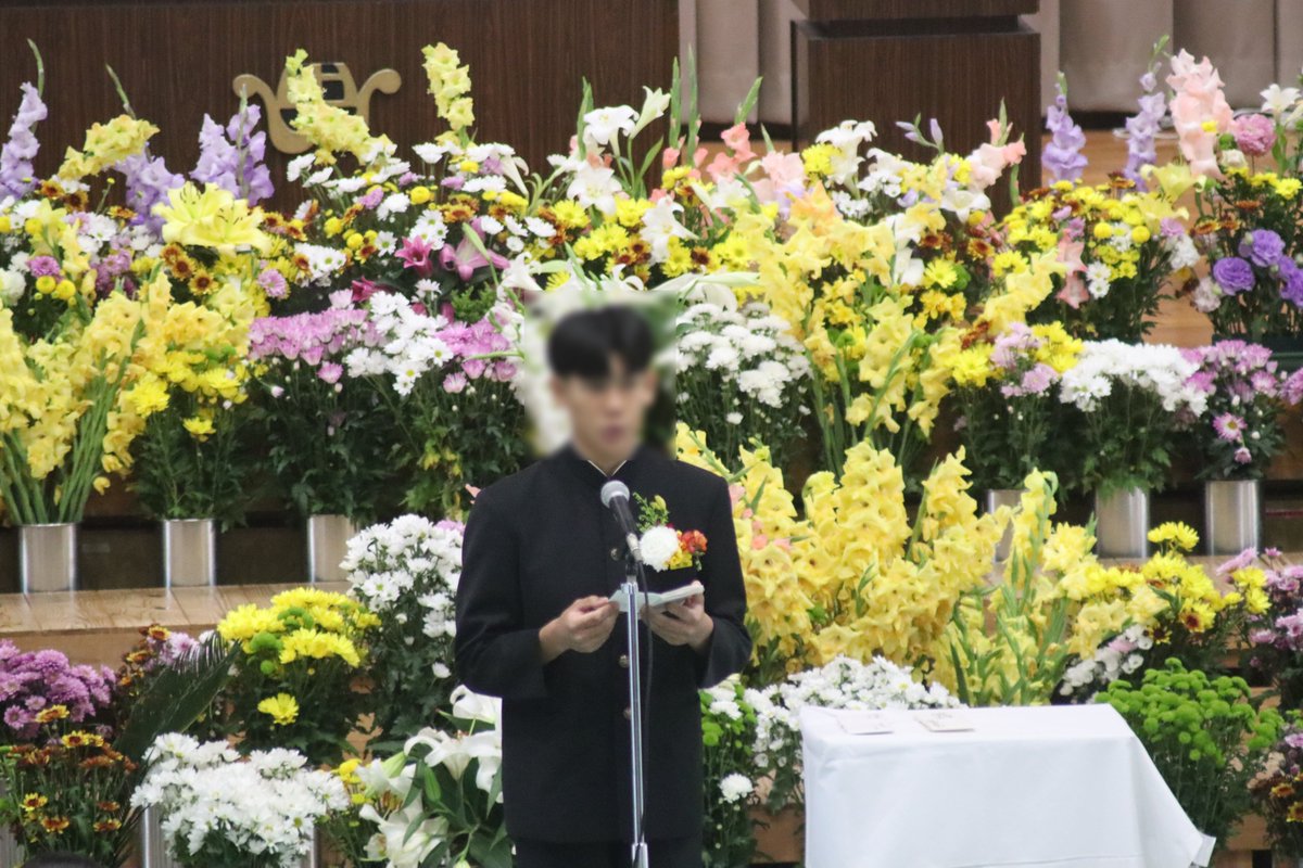 wadomarijhs's tweet photo. たくさんの花に囲まれた卒業式でした。卒業生の思いが、後輩にも届きたくさんの涙の場面が見られました。43名の新たな飛躍に期待しています。祝詞・お花の提供本当にありがとうございました。 https://t.co/ifu2Rjn1le