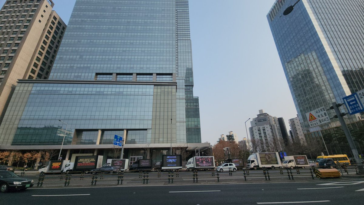 haerikichan's tweet photo. OTHER ANGLE OF THE LINED UP PROTEST TRUCKS!!! 

HEESEUNG WITH ENHYPEN
#SevEN_ALWAYS
#ENHYPEN_HOME
#ENHYPENIS7
#AlwaysWithYou https://t.co/mAQPjsfbcF