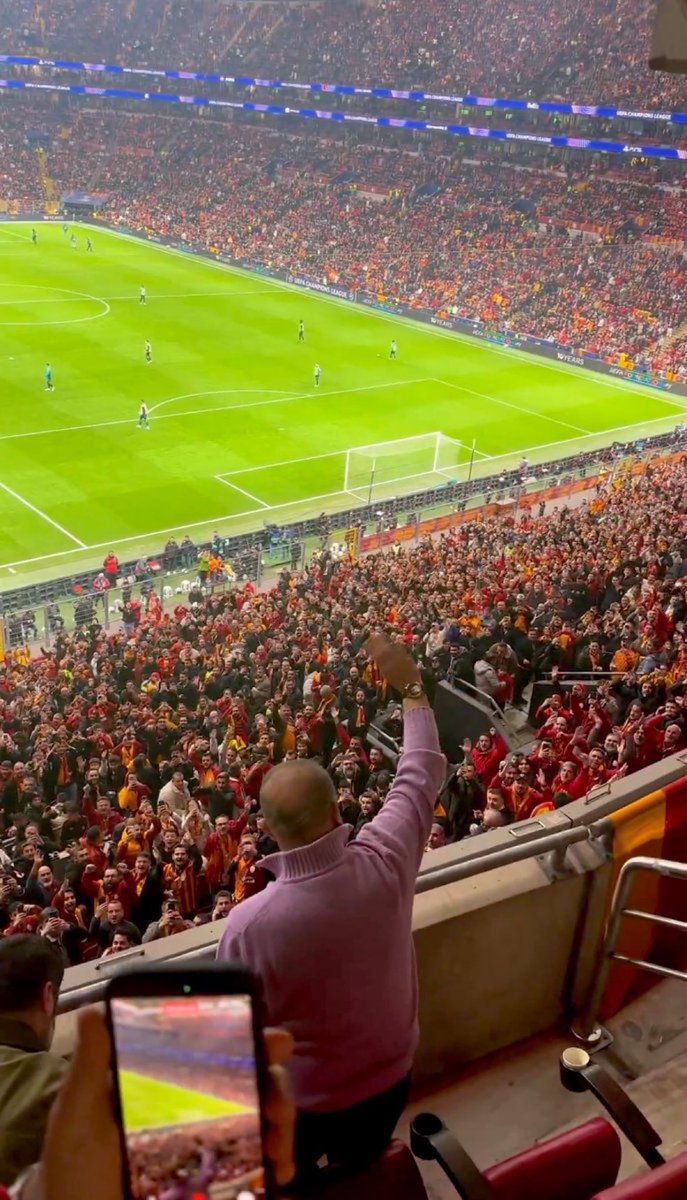 Olum fotoğrafın karizma seviyesine bakın, tüm stadyum Fatih Terim'e bakıyor. Bu aşk değilde ne