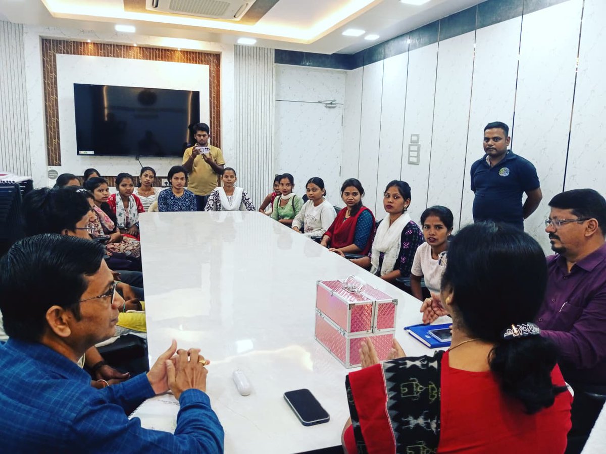 dsdeonayagarh's tweet photo. ନାରୀ ଶକ୍ତିର ନୂଆ ପରିଚୟ! ✨💄
ନୟାଗଡ଼ ଜିଲ୍ଲାପାଳଙ୍କ ଦ୍ୱାରା ନୂଆ ଓଡ଼ିଶା ଯୋଜନା ଅଧିନରେ'ବିୟୁଟି ଓ ୱେଲନେସ' ପ୍ରଶିକ୍ଷଣ ପ୍ରାପ୍ତ ୨୦ ଜଣ ଅନୁସୂଚିତ ଜନ���ାତି ଛାତ୍ରୀଙ୍କୁ ଗୃହ ସେବା କିଟ୍ ଓ ଉଦ୍ୟୋଗୀ ବ୍ୟାନର ପ୍ରଦାନ କରାଯାଇଛି। 
@AdmnNayagarh @SDTEOdisha @skilled_odisha https://t.co/iMKbfqEeTA
