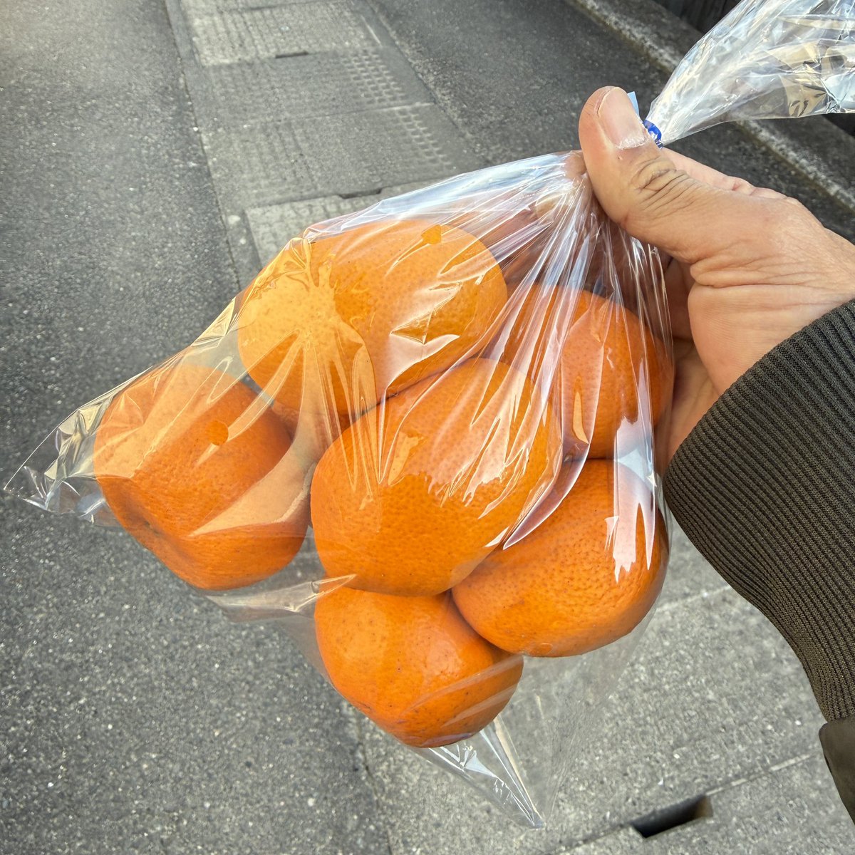 ウォーキングしよったら近所のイケメンナイスガイの農家さんがみかんくれた🤗
ありがとうございます！😊