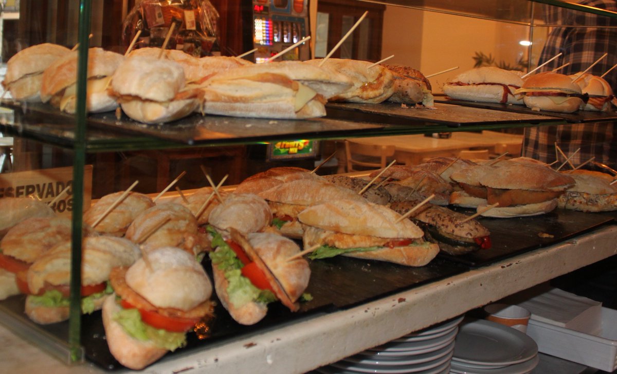 LaBoticaIndiana's tweet image. ¡Buenos días!
📆 Miércoles 11 de marzo. Así luce la barra de pinchos de La Botica Indiana de la Plaza Mayor de #Gijón a estas horas de la mañana...
Opciones:
👉 pincho normal
👉 pincho especial
👉 pincho plus
👉 pincho premium
¿Cuál es tu favorito? #pinchos #Asturias