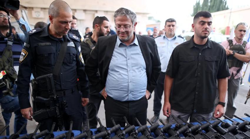 Waffen für Juden - Minister Ben-Gvir will Waffenlizenzen für alle jüdischen Bewohner ausweiten.
Israels Innenminister für nationale Sicherheit, Itamar Ben-Gvir, plant eine weitreichende Ausweitung von Waffenlizenzen in Jerusalem: Künftig sollen dem Bericht der Zeitung Haaretz