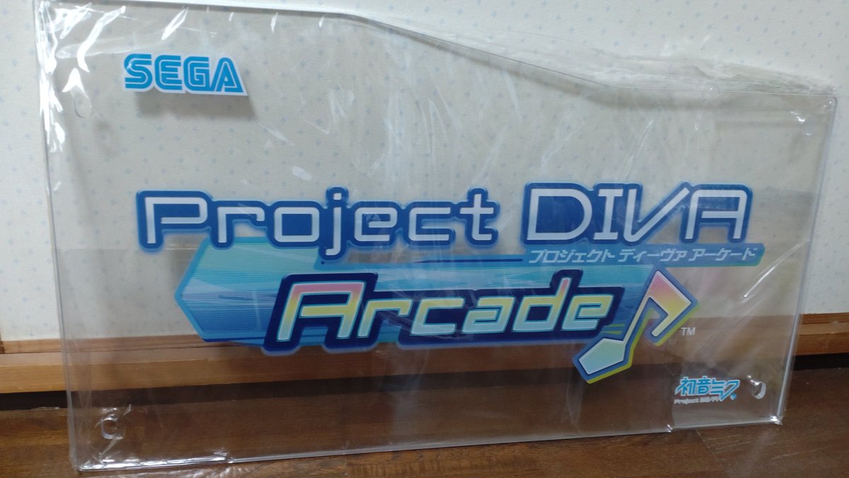 KGMN02_Rin's tweet photo. FutureTone以前のProject DIVA Arcade
アクリルパネルは3種類存在していました。
まず初めは、稼働初期に設置された初代のアクリルパネルのもの
Project DIVA Arcade♪とシンプルに描かれているのがわかります。
下に小さく初音ミクProject DIVAと描かれているのも印象的。
#ProjectDIVAArcade #PDA https://t.co/wmFGDU3wdg